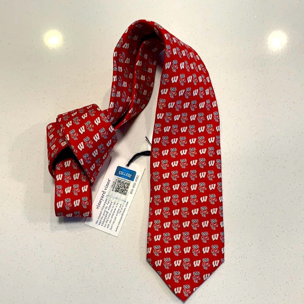 Wisconsin badgers vineyard vines tie